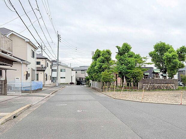 前面道路は交通量の少ない道路です。ゆとりがあり、駐車時もゆっくりと落ち着いて行える立地環境になっています♪　　