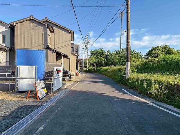 前面道路は人通りや車通りが穏やかで、小さなお子さまのいるご家庭も安心の立地。スペースにゆとりがあるため、落ち着いて安全に車を停められます。　