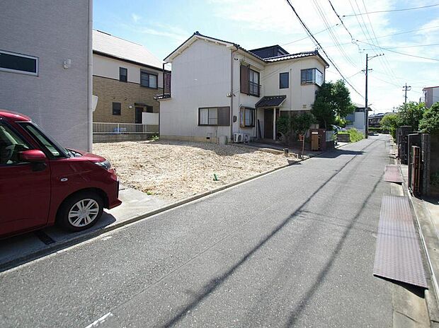 前面道路は交通量の少ない道路です。ゆとりがあり、駐車時もゆっくりと落ち着いて行える立地環境になっています♪　　