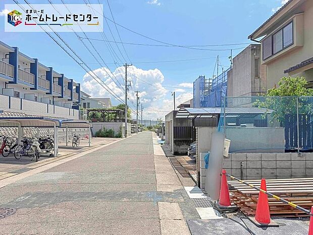 【前面道路含む現地写真】
お車並列2台駐車可能!前面道路は6.5mとゆとりがございますので、駐車もスムーズです♪植田中央公園まで徒歩12分と、お子様の遊び先にも気軽に出掛けられる立地です!