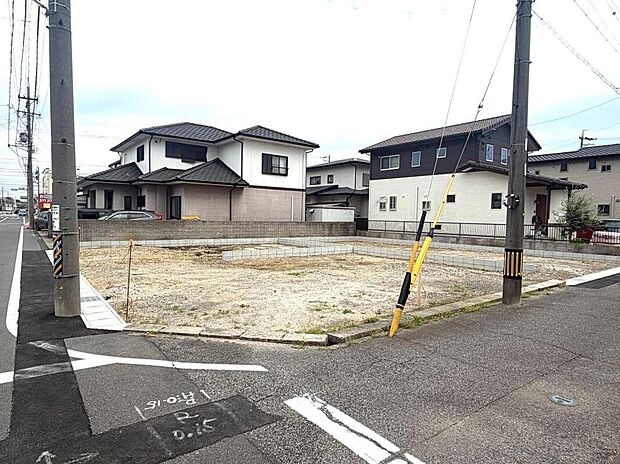 前面道路は交通量の少ない道路です。ゆとりがあり、駐車時もゆっくりと落ち着いて行える立地環境になっています♪
