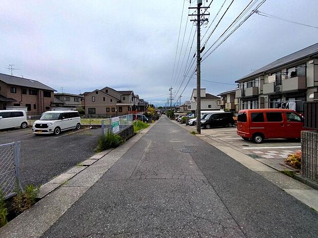 前面道路は交通量の少ない道路です。ゆとりがあり、駐車時もゆっくりと落ち着いて行える立地環境になっています♪