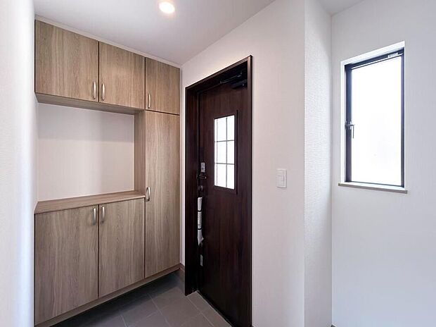住まう人も来客も入った時にワクワクさせてくれるオシャレな玄関♪収納もたっぷりあるので、靴がたくさんあっても安心！気持ちの良い朝は、毎日ここからスタートしていきます♪