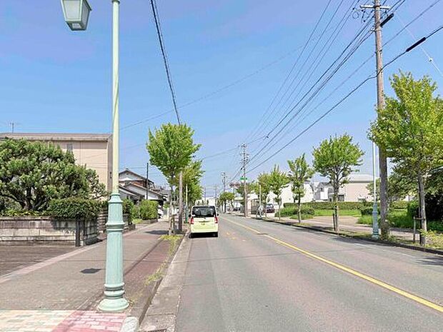 前面道路は3.5ｍのゆとりある歩道が整備されております。お子様の通学時も安心ですね♪しっかり舗装もされているので、ベビーカーや自転車で通っても快適に通行できます。

