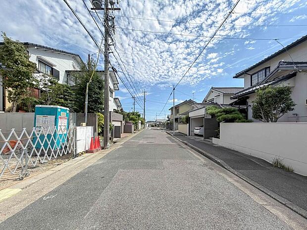 前面道路は交通量の少ない道路です。ゆとりがあり、駐車時もゆっくりと落ち着いて行える立地環境になっています♪