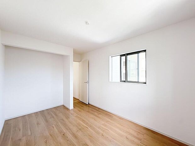 広々とした居住空間は日々の暮らしを彩り、心のやすらぎと満足感を与えてくれます。通風と採光を考慮した設計は子供たちはのびのび育ち、家族でくつろぎと団らんを生み出します。