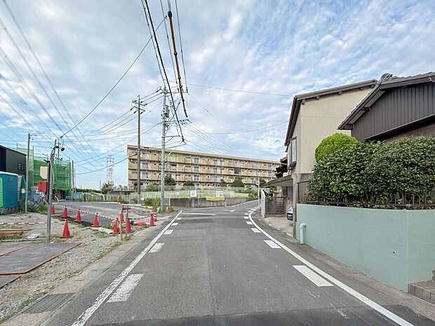 前面道路は交通量の少ない道路です。ゆとりがあり、駐車時もゆっくりと落ち着いて行える立地環境になっています♪