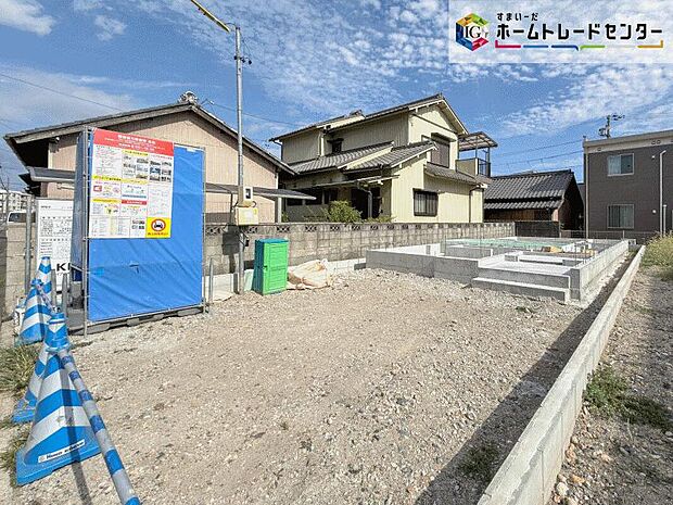 対面式キッチンやリビングイン階段のある、ご家族とのコミュニケーションが取りやすい設計です。キッチン横にはスタディーカウンターがあり、こちらはお子様のリビング学習やちょっとした作業スペースにも◎