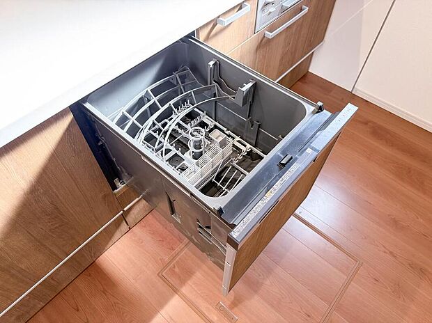 食器洗乾燥機付きで家族の食器もピカピカ。後片付けもラクラクこなせて、日々の生活には欠かせない便利設備。環境にもママの手にも優しいのがうれしいですね。