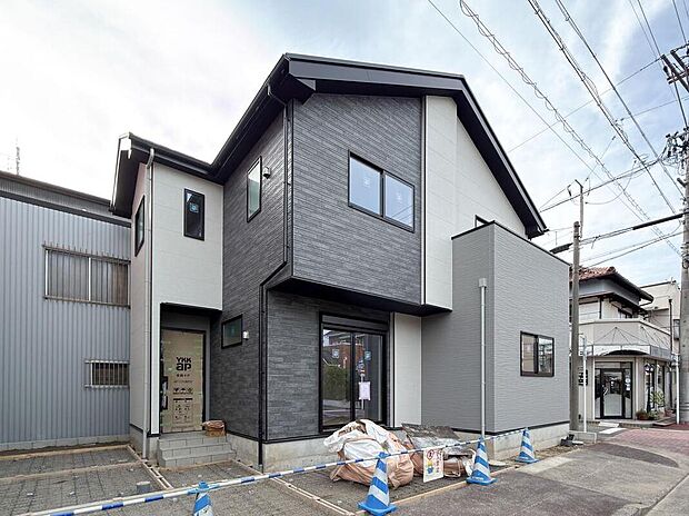 明るく清潔感のある外観が印象的。
シンプルで飽きのこないデザインが住まう人に心地よさを与えます。