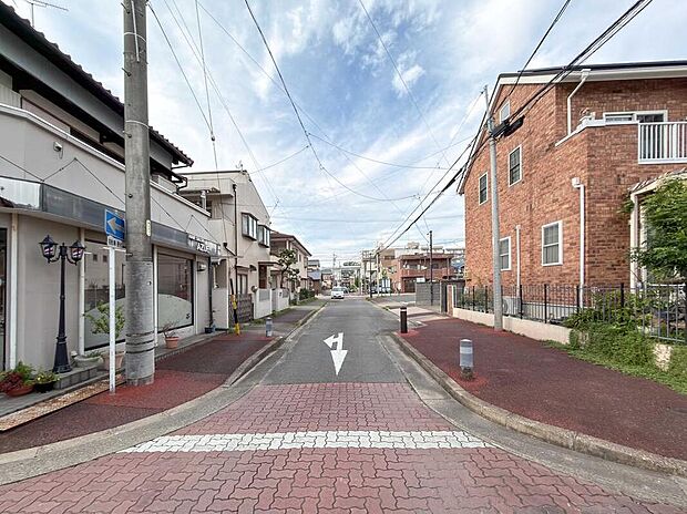 前面道路は交通量の少ない道路です。ゆとりがあり、駐車時もゆっくりと落ち着いて行える立地環境になっています♪　　