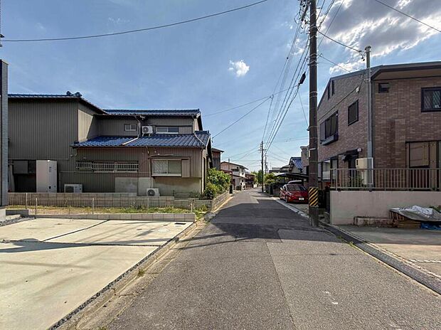 【前面道路含む現地写真】前面道路は交通量の少ない道路です。ゆとりがあり、駐車時もゆっくりと落ち着いて行える立地環境になっています♪　　