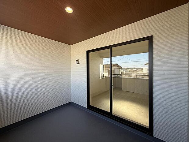 【バルコニー】屋根付きで使い勝手の良いインナーバルコニー。くつろぎの空間としても活用できます。