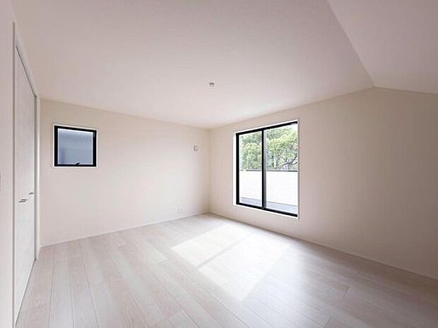 【リビング以外の居室】２面採光を施した為、晴れの日の日中はいつも明るい室内です。
窓を開放すれば気持ちの良い風が入り込んできますよ♪
