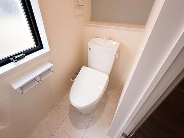 【トイレ】節水型でエコなトイレには、今では当たり前のウォシュレット付き。便座を温める機能もついていて、居心地良くてトイレから出られなくなるかも！

