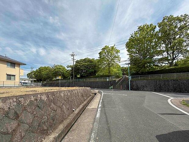 【前面道路含む現地写真】前面道路は交通量の少ない道路です。ゆとりがあり、駐車時もゆっくりと落ち着いて行える立地環境になっています♪　　

