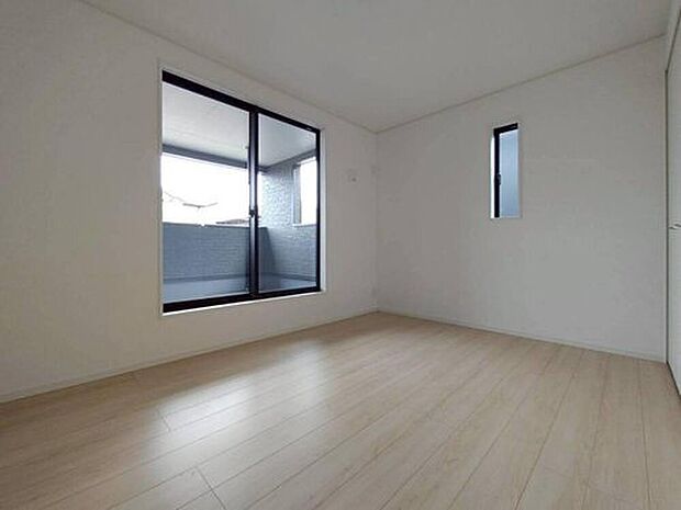 【リビング以外の居室】広々とした居住空間は日々の暮らしを彩り、心のやすらぎと満足感を与えてくれます。通風と採光を考慮した設計は子供たちはのびのび育ち、家族でくつろぎと団らんを生み出します。