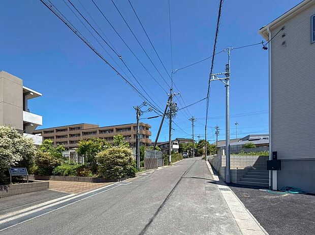 【前面道路含む現地写真】前面道路は交通量の少ない道路です。　落ち着いた暮らしができます。