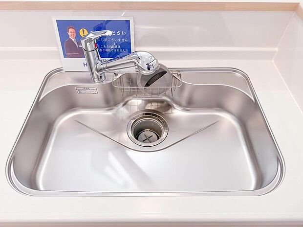 【キッチン】２号棟＞浄水機能付シャワー水栓は、浄水器ごと蛇口が引き出せるから、ポットやお鍋などに浄水を注ぐときやシンクを洗う時に便利です♪