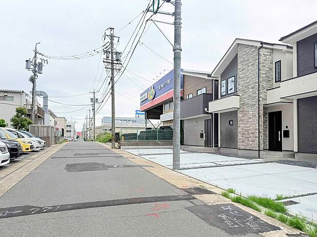 【前面道路含む現地写真】前面道路は交通量の少ない道路です。ゆとりがあり、駐車時もゆっくりと落ち着いて行える立地環境になっています♪　　