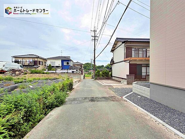【前面道路含む現地写真】前面道路は交通量の少ない道路です。ゆとりがあり、駐車時もゆっくりと落ち着いて行える立地環境になっています♪　　