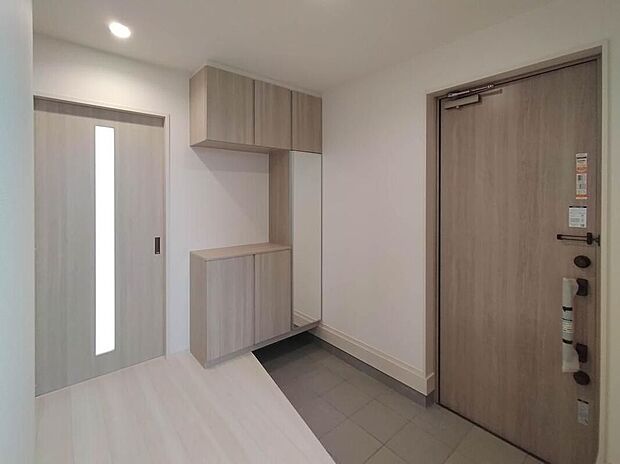 【玄関】住まう人も来客も入った時にワクワクさせてくれるオシャレな玄関♪収納もたっぷりあるので、靴がたくさんあっても安心！気持ちの良い朝は、毎日ここからスタートしていきます♪