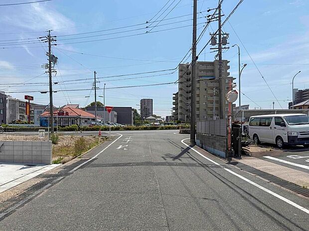 【前面道路含む現地写真】前面道路は交通量の少ない道路です。ゆとりがあり、駐車時もゆっくりと落ち着いて行える立地環境になっています♪