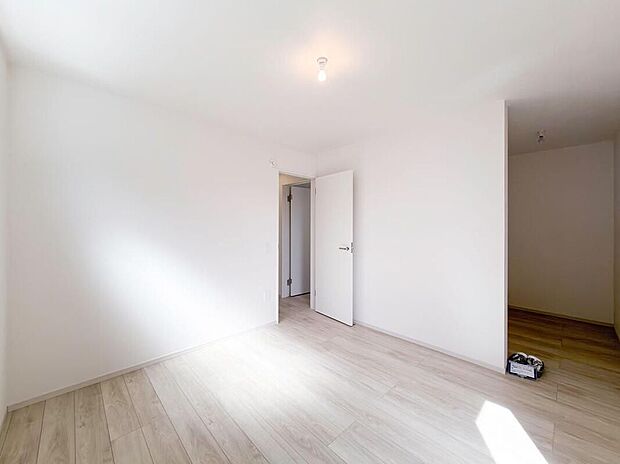 【リビング以外の居室】通風・採光にも優れ、心地よい光と風があふれています。 豊かな居住性とプライドを満たすクオリティが見事に調和した住空間。新築戸建でなければ体感できないひとときをご体感頂ける筈です。