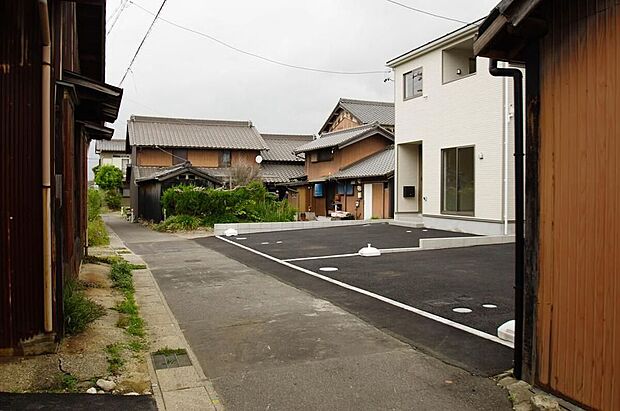 【前面道路含む現地写真】カースペースが2台分ございますので、家族分の自転車を駐輪したり、急な来客用の駐車スペースとしてもお使いいただけます。
