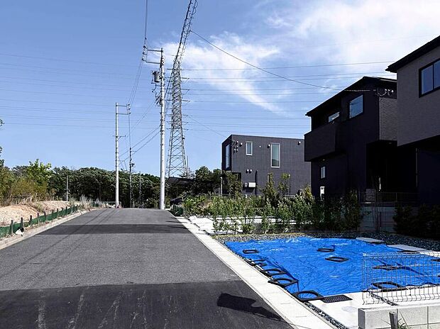【前面道路含む現地写真】前面道路は交通量の少ない道路です。ゆとりがあり、駐車時もゆっくりと落ち着いて行える立地環境になっています♪　　