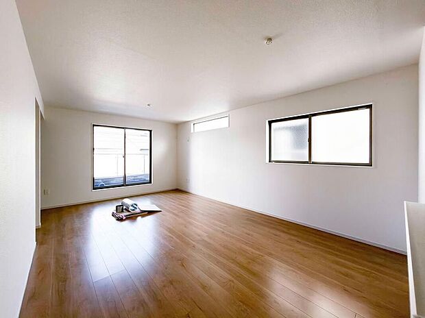 【リビング】大切なご家族が集まるからこそＬＤＫはこだわりたい！休日はおひさまの光をたっぷりと取りこめるリビングでゆったりと過ごしませんか？子供たちが元気に笑いながら走り回っても十分な広さの空間です。