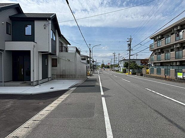 【前面道路含む現地写真】前面道路は交通量の少ない道路です。ゆとりがあり、駐車時もゆっくりと落ち着いて行える立地環境になっています♪　　