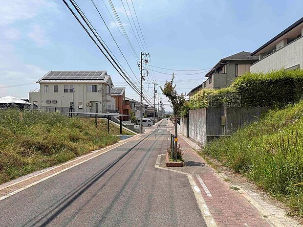 【前面道路含む現地写真】生活に欠かせないスーパーやコンビニ、保育園や小学校等の施設が身近にあり、毎日の生活を快適にサポートし駅もあるので便利な立地です。