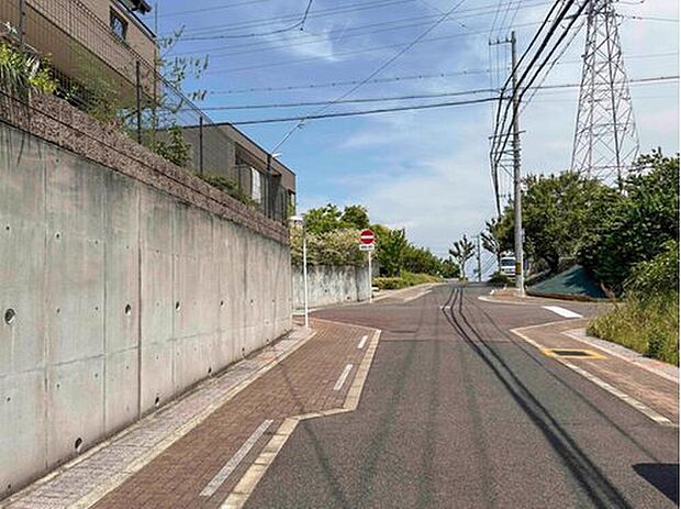 【前面道路含む現地写真】前面道路は交通量の少ない道路です。ゆとりがあり、駐車時もゆっくりと落ち着いて行える立地環境になっています♪　