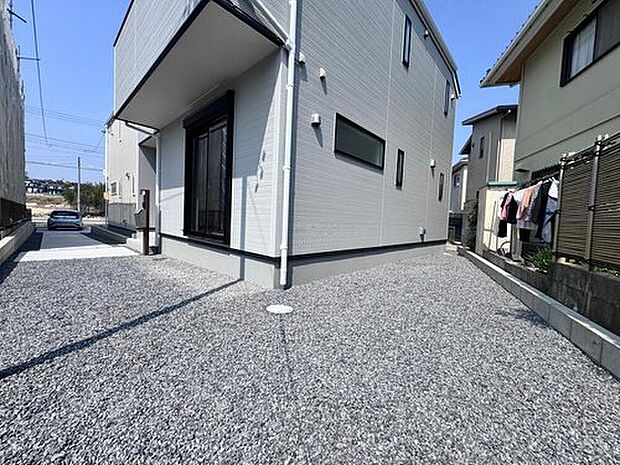 【庭】お庭がございます♪
小さなお子様の遊び場や、ガーデニング・家庭菜園、BBQなどお好みにお楽しみいただけます♪