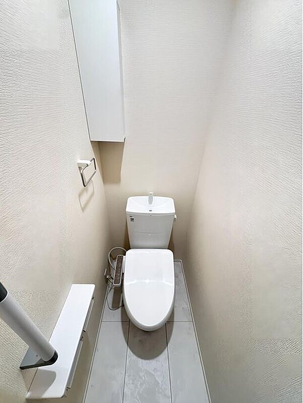 【トイレ】節水型でエコなトイレには、今では当たり前のウォシュレット付き。便座を温める機能もついていて、居心地良くてトイレから出られなくなるかも!