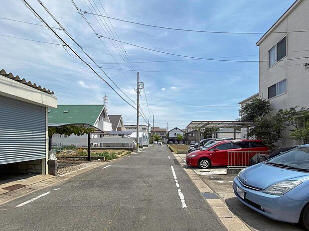 【前面道路含む現地写真】前面道路は交通量の少ない道路です。ゆとりがあり、駐車時もゆっくりと落ち着いて行える立地環境になっています♪