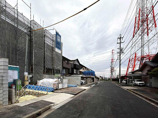 【現地外観写真】前面道路はゆとりがあり、駐車時もゆっくりと落ち着いて行える立地環境になっています♪　　
