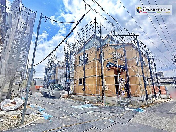 【前面道路含む現地写真】分譲地にはお子様のいるご家庭も多く、見守りながら子育て出来る環境です。家族のニーズに合わせた多彩な間取りプラン　暮らしやすさを是非、現地でご体感ください。