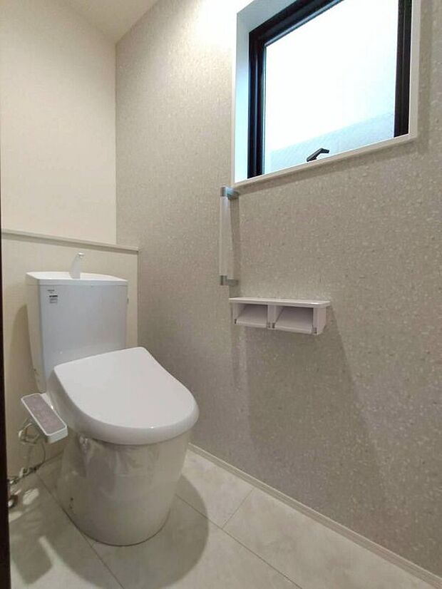 【トイレ】１階、２階にトイレが設置され、シャワートイレ仕様になっております♪程よい広さで、手すりがあり、立ち座りしやすいです。棚をつけて収納スペースを設けても良いですね♪