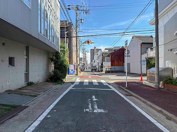 【前面道路含む現地写真】前面道路がゆったりしているので、車の出し入れもスムーズ。初心者の方でも安心して駐車していただけます。