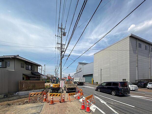 【前面道路含む現地写真】前面道路は交通量があるため、夜間でも明るく人目につきやすい、防犯面で安心感のある住環境です。道路幅がしっかりと確保されているため、開放感もあります。