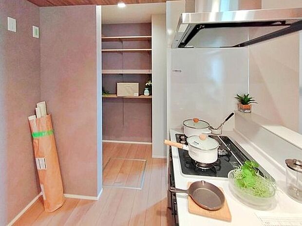 【収納】☆パントリー☆6号棟＞まとめ買いしても置き場所の心配いらずのパントリーを採用♪家族が多いとすぐなくなってしまう水や食材をまとめ買いしても置き場所に困らないのはうれしいですね♪