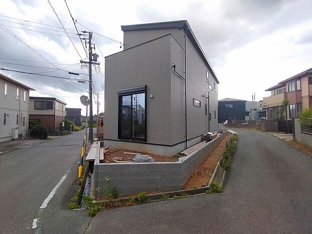 【前面道路含む現地写真】前面道路は交通量の少ない道路です。ゆとりがあり、駐車時もゆっくりと落ち着いて行える立地環境になっています♪　　