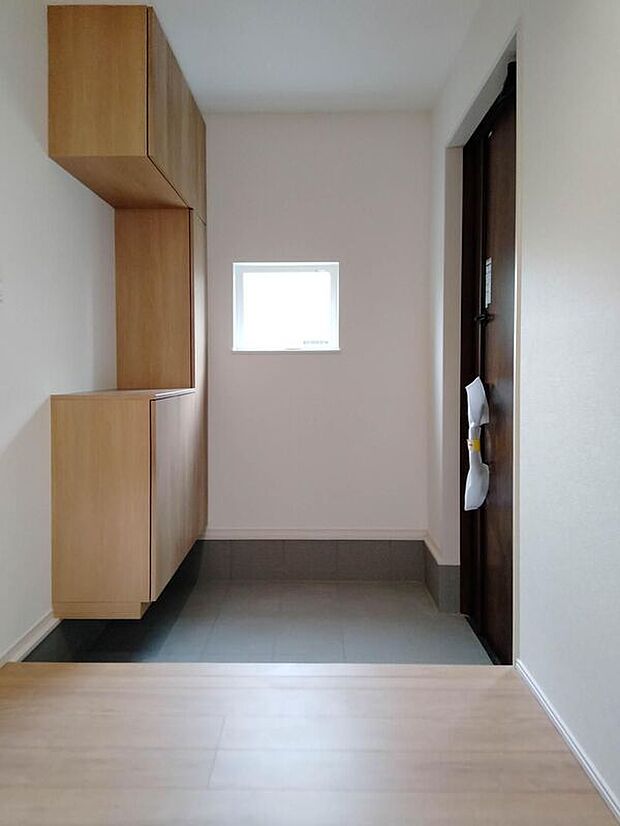 【玄関】上質感漂う玄関へのアプローチ。居住者の帰り、訪れる方を優しく迎える・安らぎに満ちた生活空間を予感させる。健やかな暮らしを楽しめそう♪
