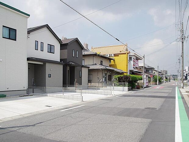 【前面道路含む現地写真】カースペース2台分あり！空いたスペースは駐輪場としてもお使いいただけます♪