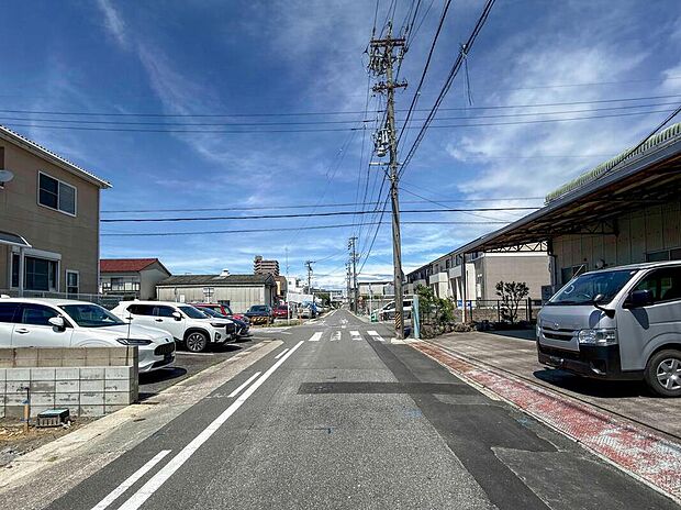 【前面道路含む現地写真】駐車場は南向きなので、陽当たり良好です。　　