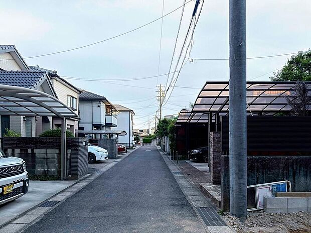 【前面道路含む現地写真】前面道路は交通量の少ない道路です。ゆとりがあり、駐車時もゆっくりと落ち着いて行える立地環境になっています♪　　