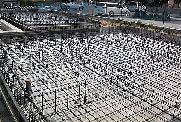【鉄筋コンクリート造のべた基礎】基礎工事はとても大事な工事になり基礎がしっかりしてなければどんな高性能な住宅も意味がありません。
法令の検査はもちろん工事監督によるチェック、専門係員によるチェックを行っております。