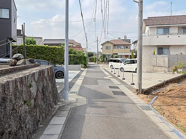 【前面道路含む現地写真】前面道路は交通量の少ない道路です。ゆとりがあり、駐車時もゆっくりと落ち着いて行える立地環境になっています♪